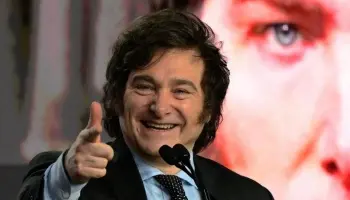 Alberto Fernández desollado, el gobierno celebra