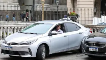 Un escrache contra Alberto Fernández expuso una presunta violación a la ley de Ética Pública
