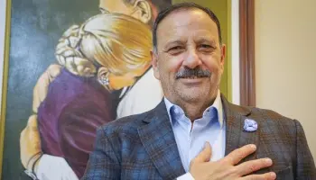 El gobernador Ricardo Quintela echó a un médico usando un decreto ley de la dictadura