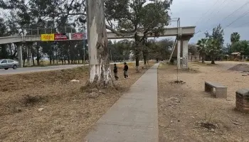 Abandono total en Jujuy: Vecinos denuncian el peligroso estado de la ciclovía y plazoleta
