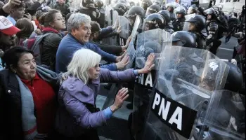 La represión a los jubilados, un espejo en el que duele reconocerse