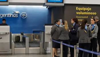 Seis de cada diez argentinos están en desacuerdo con los paros en Aerolíneas Argentinas