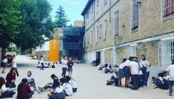 Polémica en Córdoba: una escuela prohíbe el uso de polleras y las familias estallan en reclamos