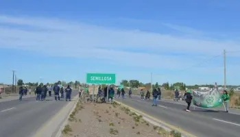 Aumento salarial pendiente en Neuquén: trabajadores municipales de Senillosa intensifican su protesta