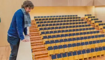 San Fernando: Juan Andreotti presentó las butacas que tendrá el Nuevo Teatro junto al Palacio Otamendi