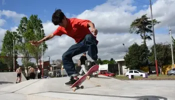 Morón: Se inauguró una nueva pista de skate en la Plaza San Juan