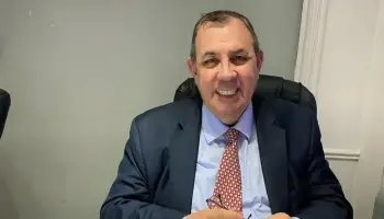 La legalidad de revisar el celular de la pareja: "La ley penal castiga estas acciones”