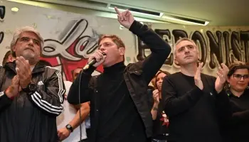 Axel Kicillof y Andrés Larroque, eje de polémica por un estatuto que favorece a la patronal