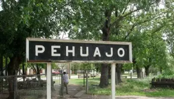 Zurro está en La Plata mientras que en Pehuajó piden soluciones en las viviendas