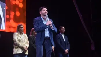 Santa Fe: Docentes escracharon a Maximiliano Pullaro durante la fiesta de la Frutilla en Casilda