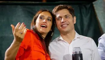 Axel Kicillof favoreció a la empresa empleadora de su cuñado con miles de millones de pesos