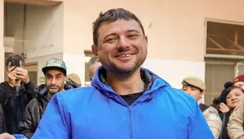 La Mercedes Benz de Juan Grabois acusada de forzar barreras de peajes
