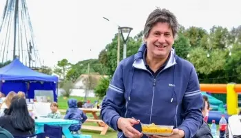 Con fondos públicos, intendente de un pueblo del interior viajó con Fernando Espinoza a Barcelona