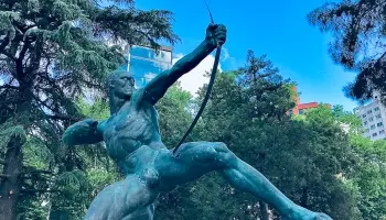 Aniversario de La Plata: La historia de la estatua más enigmática y célebre de Plaza Moreno