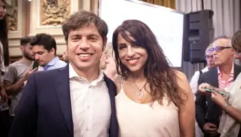 La red de contratos estatales que contiene a los representantes de UxP en el Parlasur