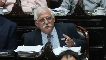 Carlos Zapata: "Diputados que se muestran como blancas palomas son más sucios que una papa"
