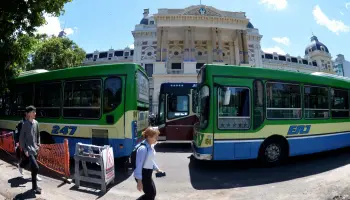 Más de doscientos colectivos protestan frente a la gobernación por una deuda millonaria