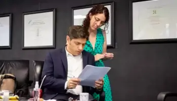 Axel Kicillof, entre la pauta desproporcionada y los extraños intermediadores
