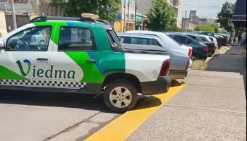 Río Negro: Enojo vecinal por un vehículo municipal mal estacionado en el centro de Viedma