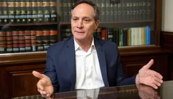 Escándalo en el PJ: Camau Espínola sancionado y con pedido de renuncia por "traición al mandato popular"