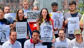 Migrantes venezolanos emulan a las Madres de Plaza de Mayo en un llamado a la justicia