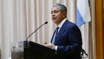 Neuquén: Figueroa se pone el traje de negociador y viaja a Panamá en busca de financiamiento