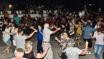 Berisso: Primer domingo de Folklore en la Plaza 17 de Octubre