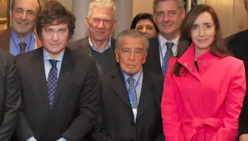 Eduardo Eurnekián financia viajes secretos a legisladores opositores de Javier Milei