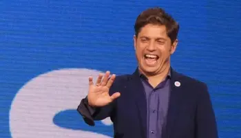 La extraña crisis de Axel Kicillof: Su gestión gastará 200 millones en magos, payasos y globología