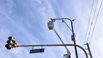 Avanza el plan de alumbrado en La Plata: Mejoras en distintos barrios y reclamos vecinales