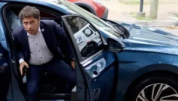 Lejos del Clío, la gestión de Axel Kicillof gasta casi 100 mil dólares en dos vehículos