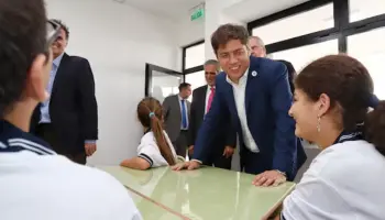 Proselitismo: Axel Kicillof licita 2.600 millones en kits escolares con el sello de su gestión