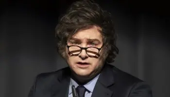 La imagen de Javier Milei comenzó a desplomarse y a Karina no la quieren ver ni en figuritas