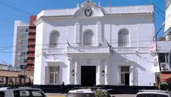 Polémica en Pilar: Juez ordena desalojar vacunatorio y devuelve el predio a empresario investigado