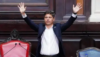 Imágenes: La nueva flota de autos de lujo que Axel Kicillof escondió en galpones oficiales