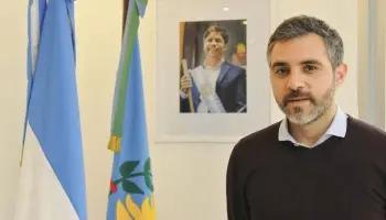 ARBA: Axel Kicillof gasta millones en imprimir el logo de su gestión en la ropa de los trabajadores