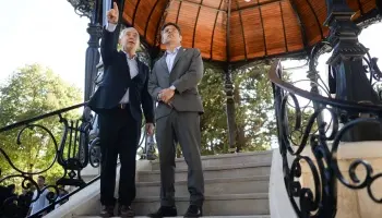 Julio Alak y Axel Kicillof en la Plaza San Martín: "Es el símbolo de un nuevo amanecer para La Plata"