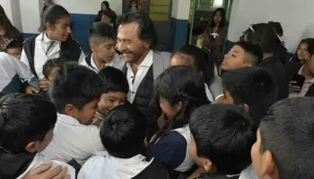 Gustavo Sáenz inició la entrega en Salta de más de 185.000 manuales y más de 265.000 kits escolares