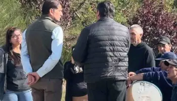 Tensión en Neuquén: Estatales irrumpieron en un acto y enfrentaron al intendente