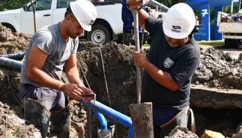 Comienzan a renovar cañerías obstruidas en calle 9 de Berisso