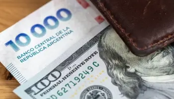 “Argentina es el único país que revaloriza el dólar mientras el mundo lo devalúa”