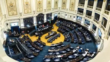 El teatro llega a la Cámara de Diputados bonaerense para romper silencios y abrir sentid