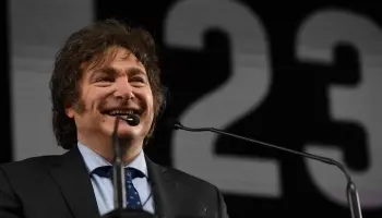 La imagen de Javier Milei sigue en caída, pero sus votantes volverían a elegirlo