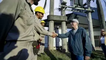 Con fondos propios, Misiones iluminó un puente clave tras años de reclamos a Nación
