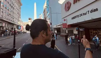 "Perettazo": El colectivo de campaña que sacude las calles porteñas