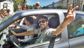 Tras manejar borracho, Carlos Bianco busca lavar su imagen subiéndose al éxito de El Eternauta