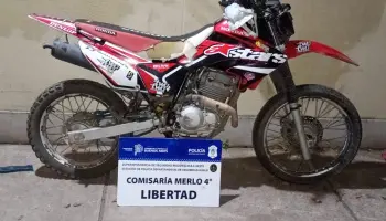 Merlo: Atraparon a motochorro armado con chaleco policial robado en Libertad tras persecución