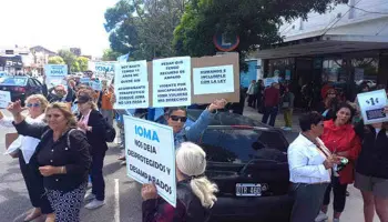 Afiliados de IOMA preparan una nueva marcha y denuncian la desidia de Axel Kicillof