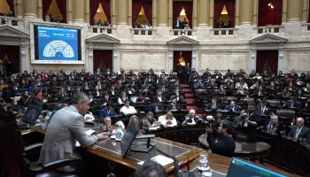 Estudiantes universitarios simularon una sesión legislativa y aprobaron una ley