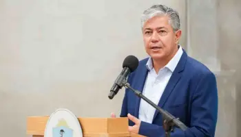 Rolando Figueroa busca dólares en Estados Unidos para obras en Neuquén
